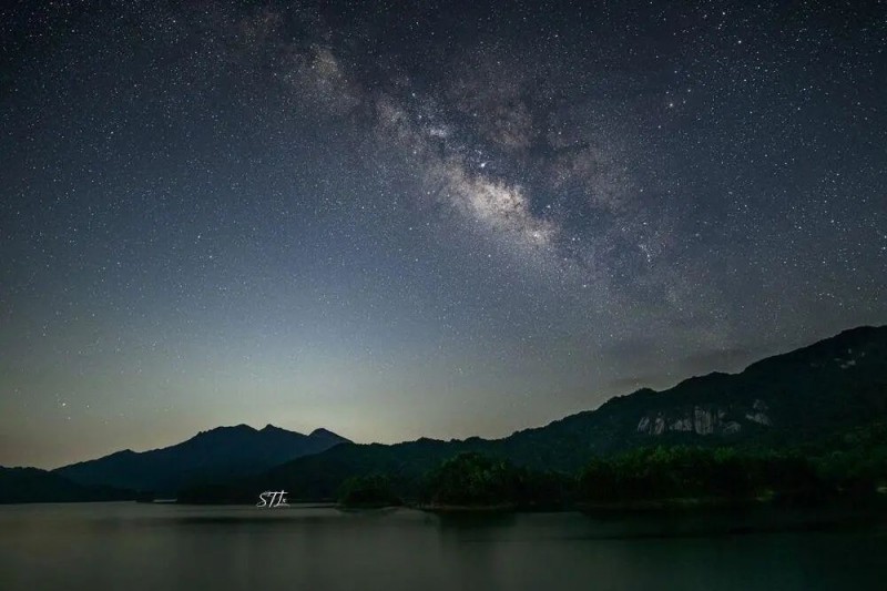 不到鸡笼顶，枉为广东人！原来，中国绝美的高山草原杜鹃花海在这里