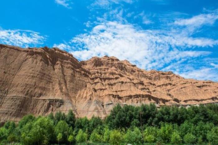 贵德国家地质公园阿什贡七彩峰丛景区