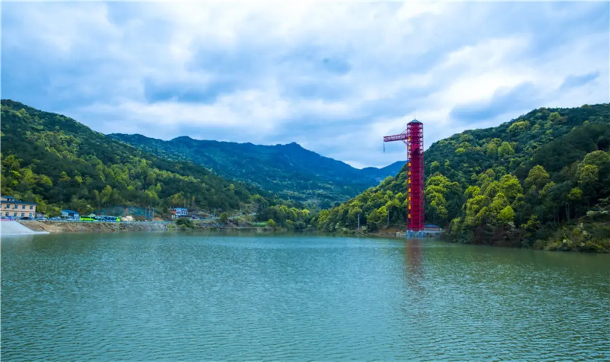 三角山旅游度假区勇者蹦极