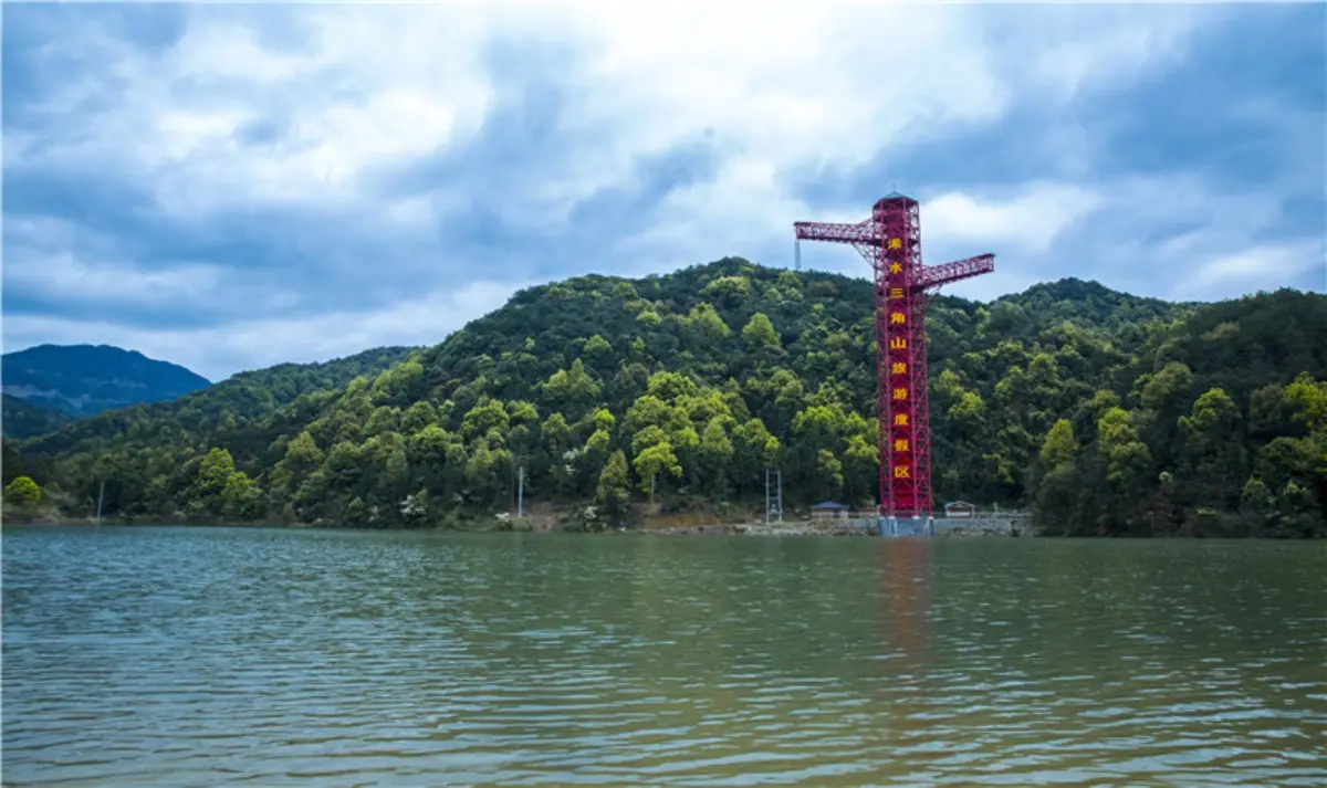 三角山旅游度假区勇者蹦极