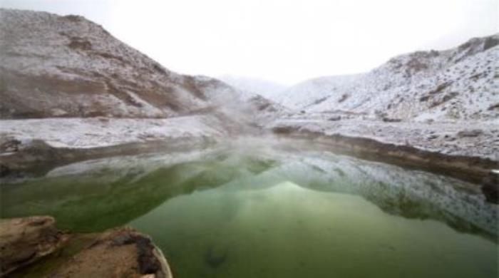 青海大柴旦雪山温泉