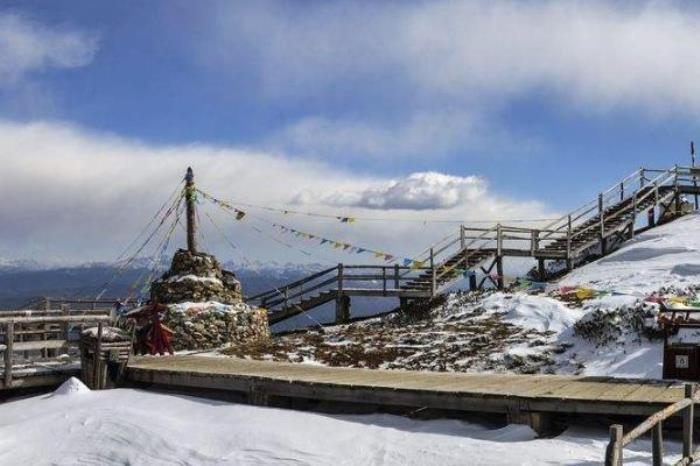 石卡雪山风景区